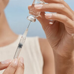 Altro_hands_holding_drug_vial_and_syringe_
